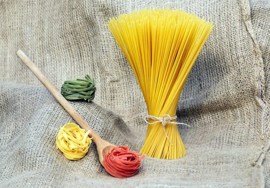 Spagetti szárazon és más színes tészta, Kép: pixnio