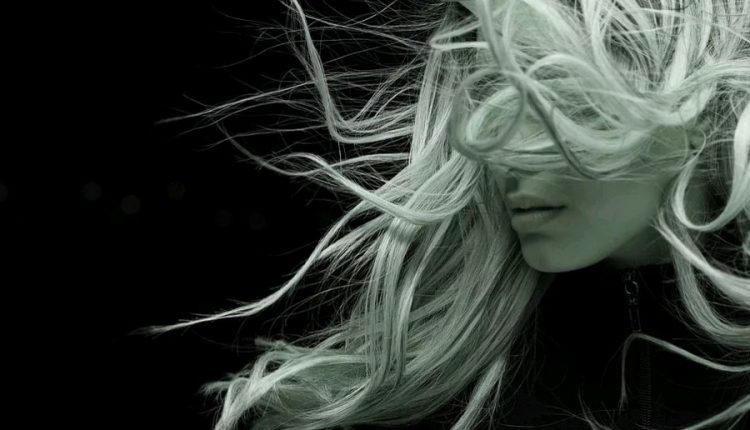 Hosszú hajú lány haját fújja a szél, Kép: pixabay