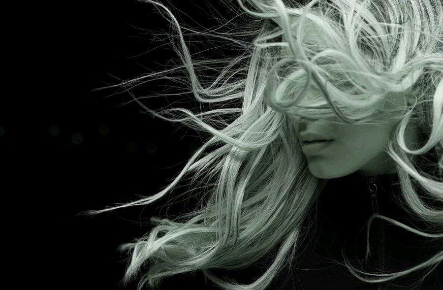Hosszú hajú lány haját fújja a szél, Kép: pixabay