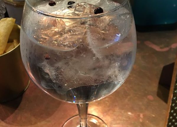 Csak egyszerű gin-tonik, Kép: Kormos OlgaCsak egyszerű gin-tonik. Fotó: Kormos Olga