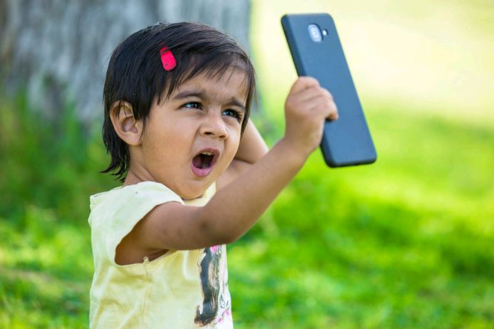 Kisgyerek mobillal, Kép:pexels
