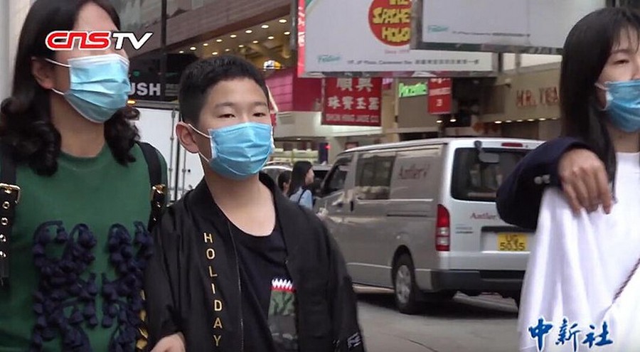 Korona-vírus miatt emberek álarcban, Hong-Konban, Kép: wikimedia