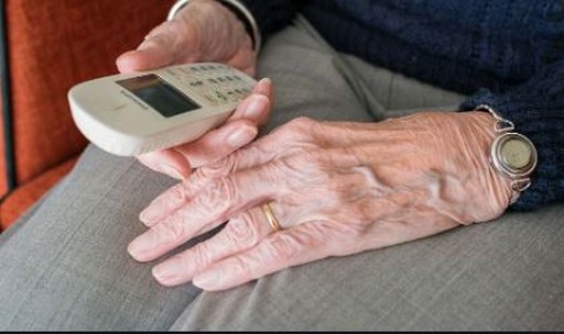 Nagymama kezében telefon, Kép: piqseles