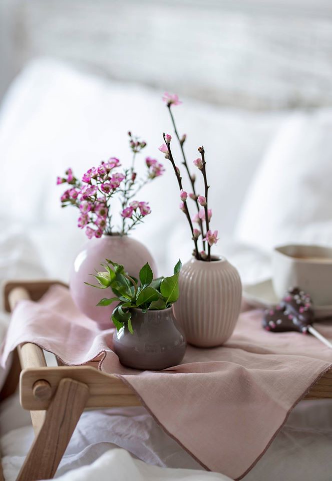 Rügyező ágak kis vázákban, tavasz, Kép: bonami