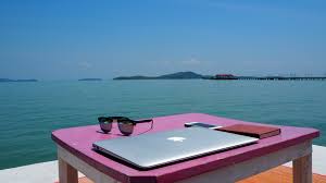 Tablet asztalon, tengerparton, Kép: pxhere