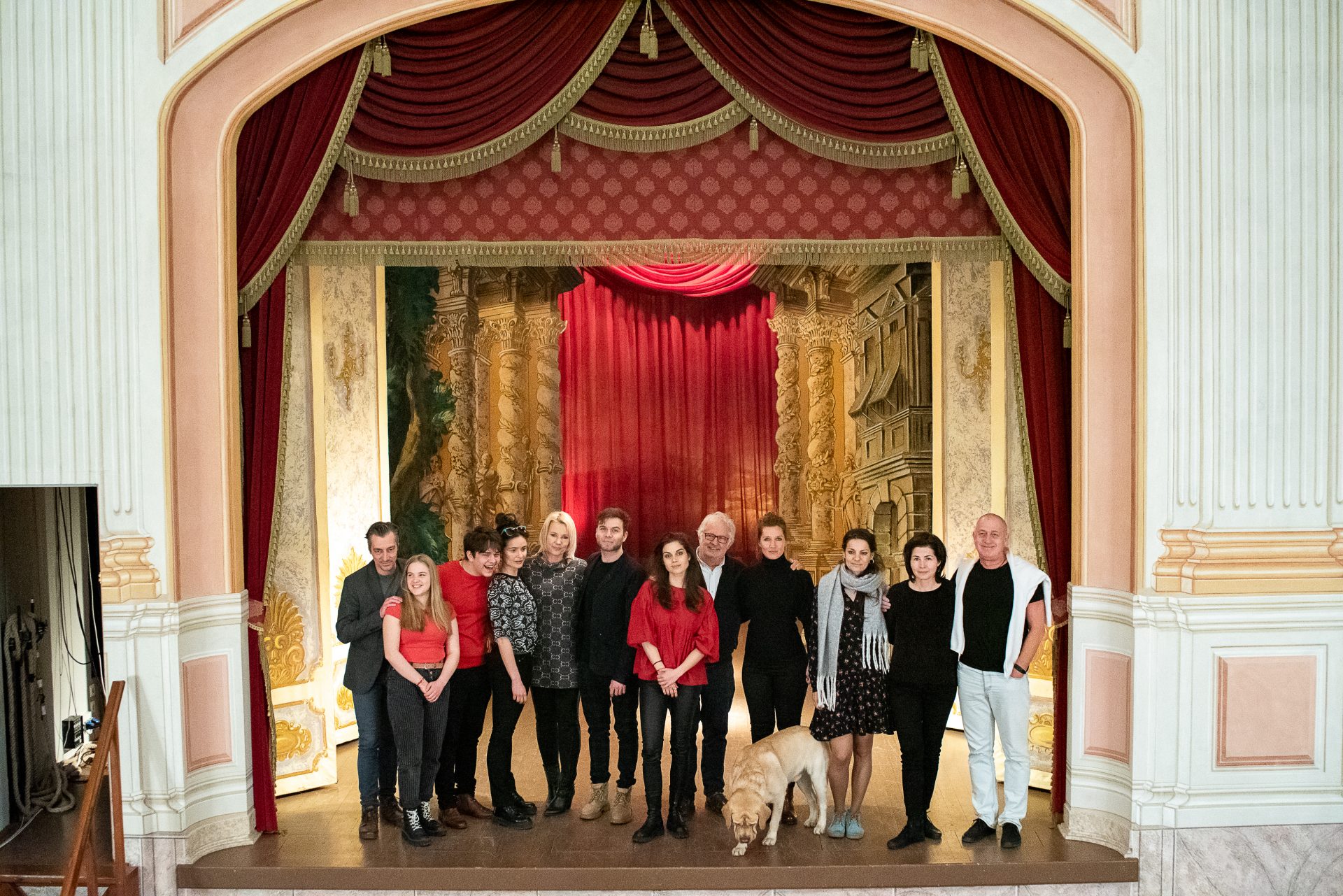 Bátrak földje színészei a gödöllői színházban, Kép: RTL