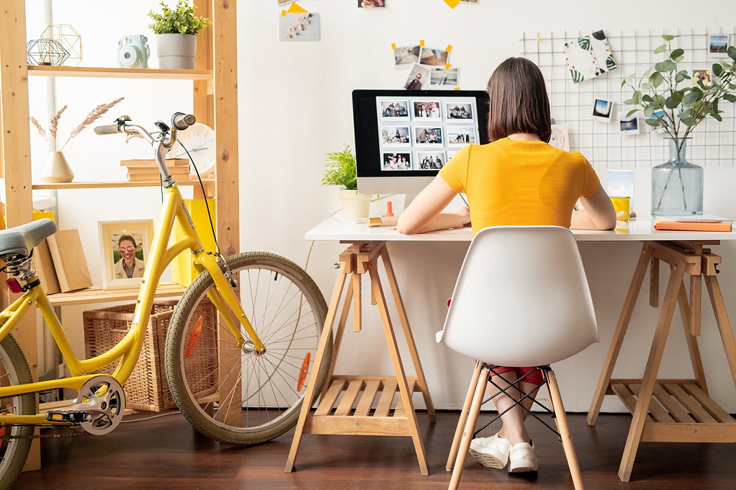 Home office kerékpárral, edzőcipőben, Kép: fashiondays