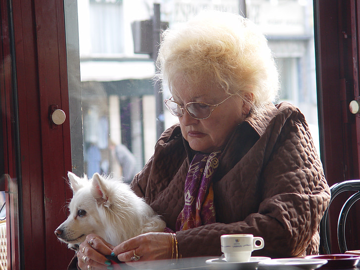 Idős nő kávé, kutya, Kép: hippox
