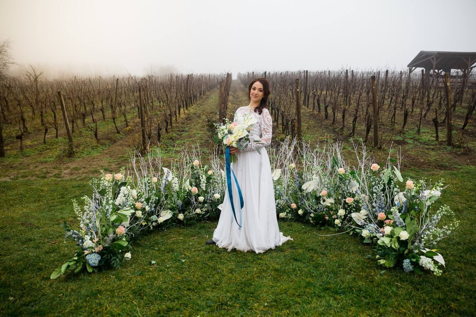 Menyasszony a szőlőtőkék előtt, díszítés, kék szalag a csokron, Kép: Birta Endre