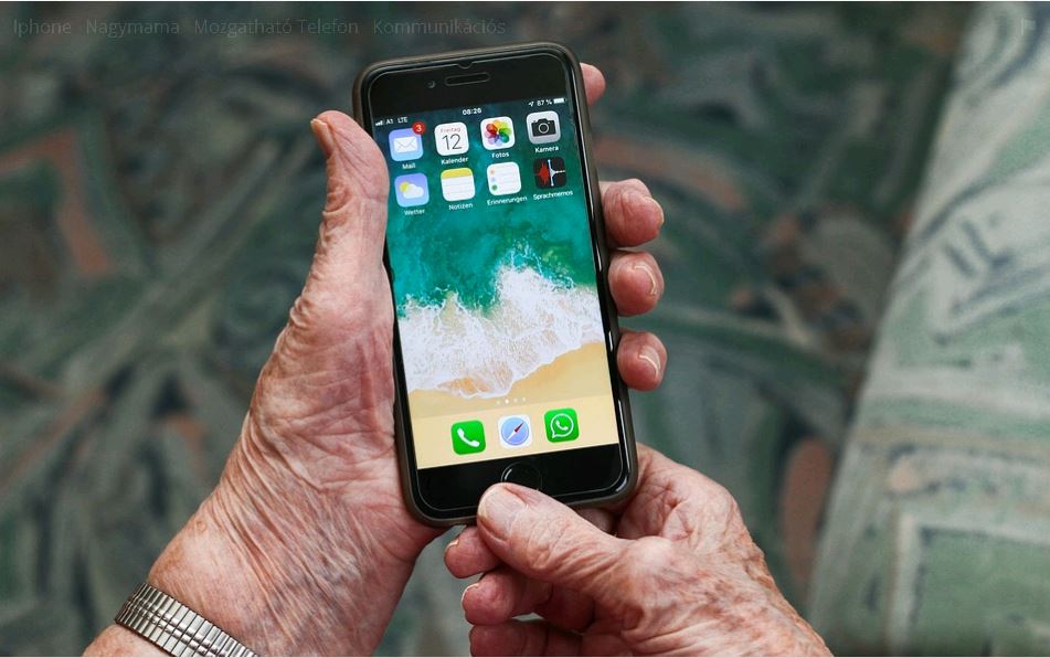 Mobil nagymama kezében, Kép: pixaby