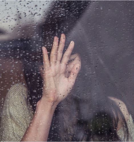 Szomorú lány esős ablak mögött, Kép: pxhere