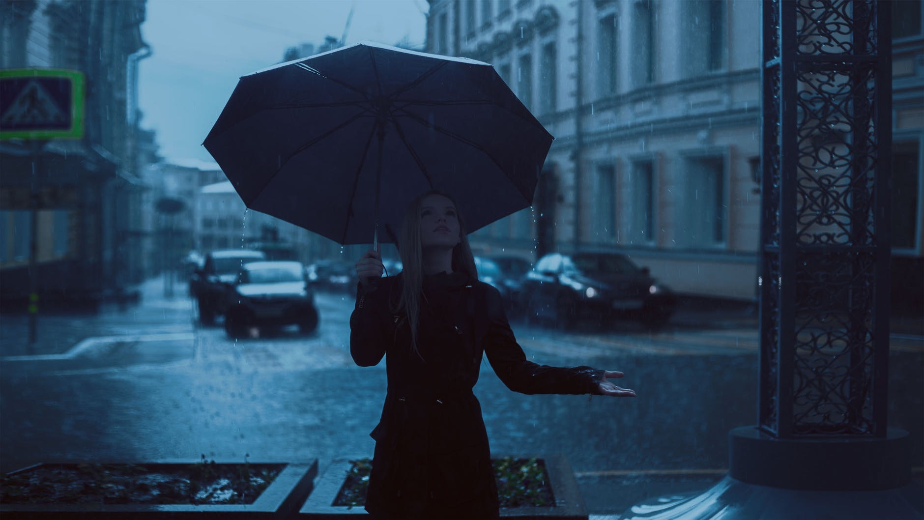 Tavaszi eső, lány esernyővel, Kép: pexels