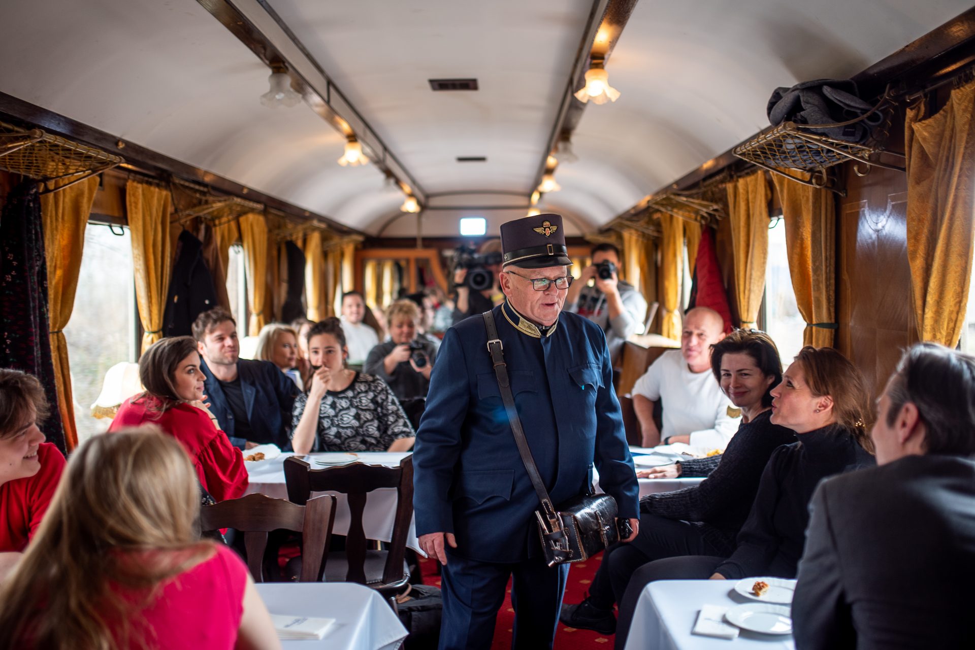 Vasúti kocsi a színészekkel, Kép: RTL