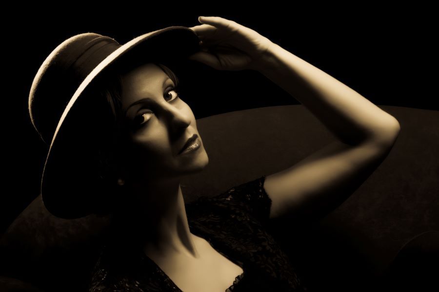 Nő, kalapban, klasszikus Chanel. Fotó: depositphotos.com