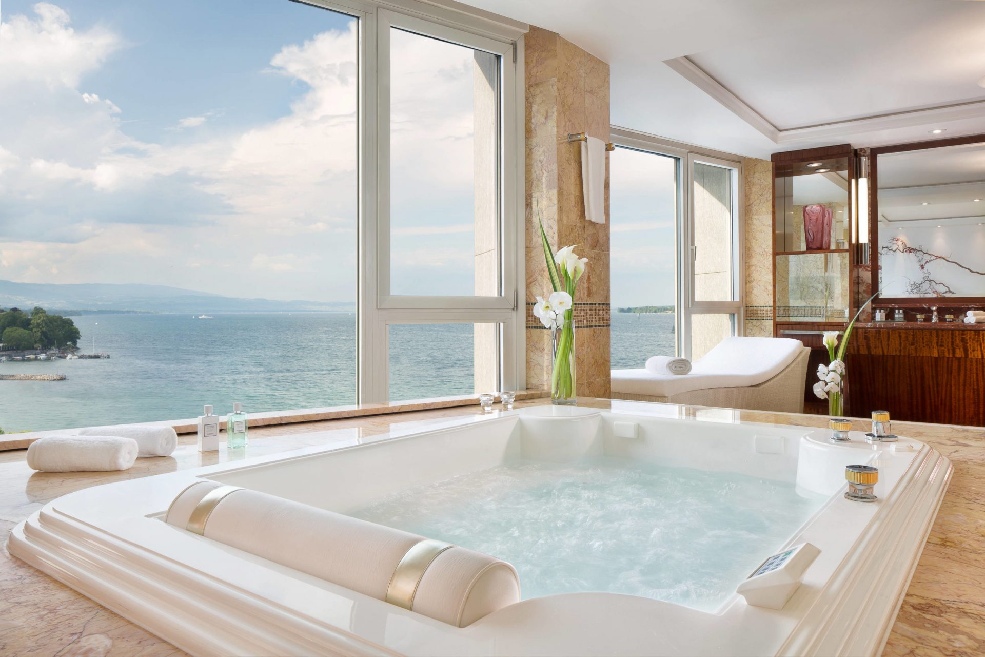 Európa legdrágább lakosztályának fürdőjéből ilyen a panoráma. Fotó: Wilson Hotel