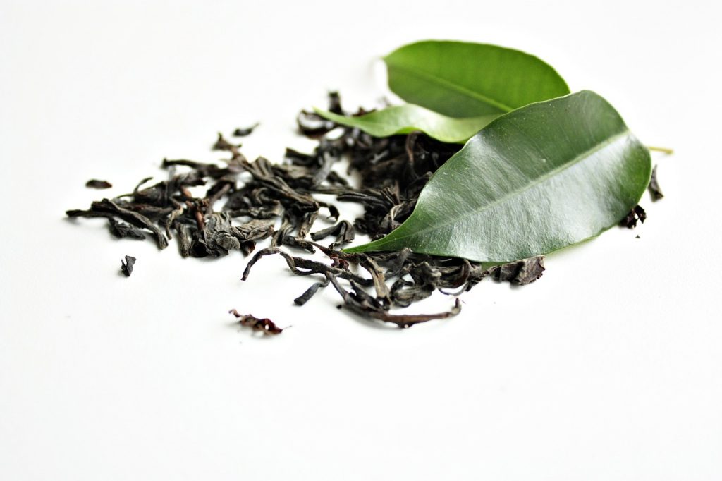 Friss és szárított tealevelek (Fotó: Pixabay)