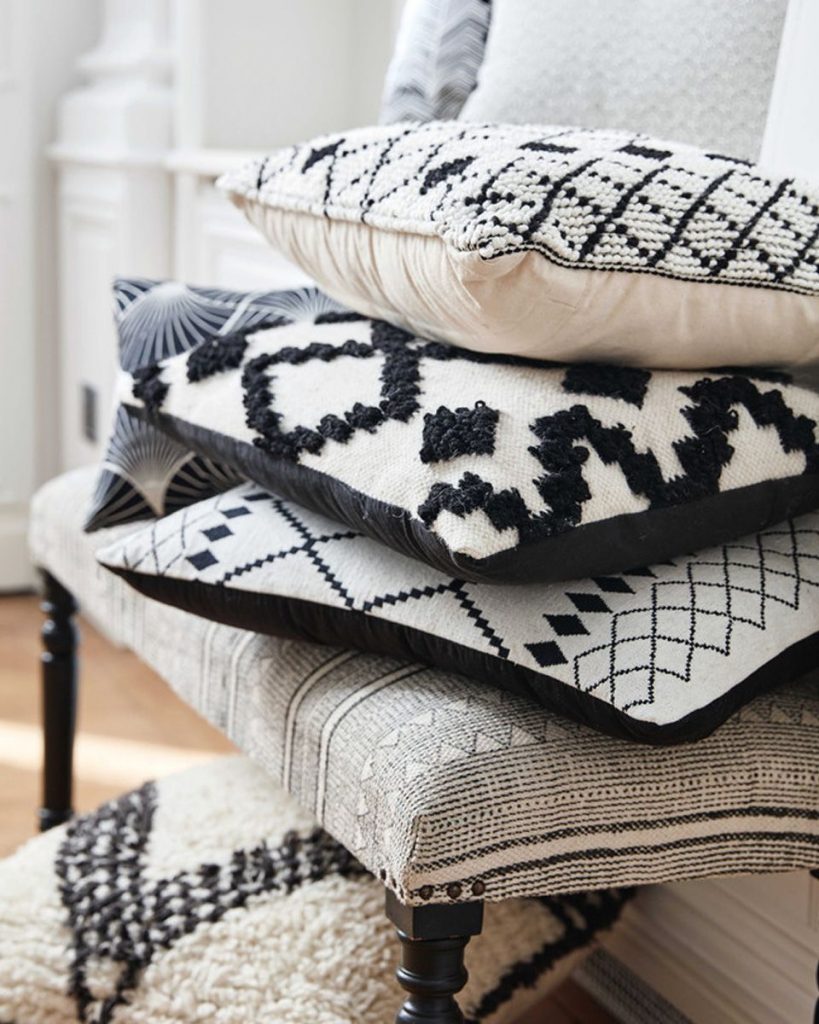 Fekete-fehér párnahuzatokkal modernné varázsolhatod a kanapét (Fotó: Pinterest)