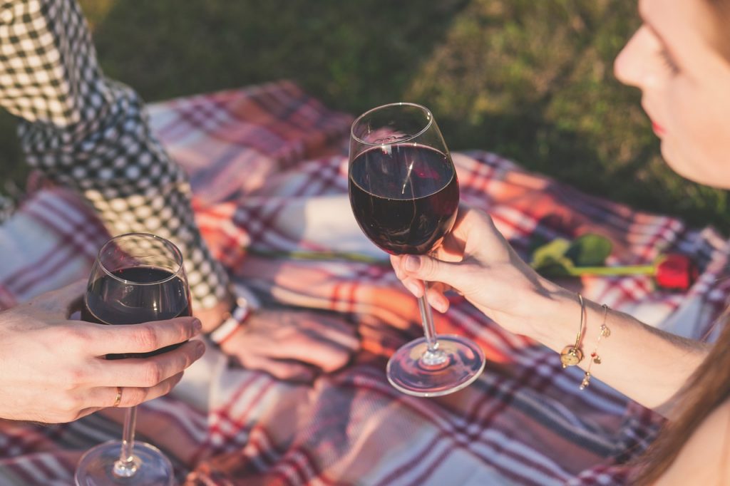 Egy üveg bor romantikussá is varázsolhatja a pikniket (Fotó: Pixabay)