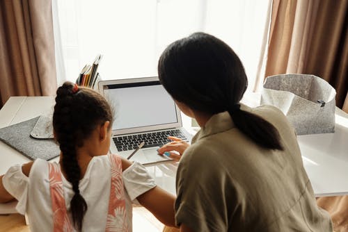 Megterhelő volt a szülők számára az otthoni tanítás Fotó: Pexels