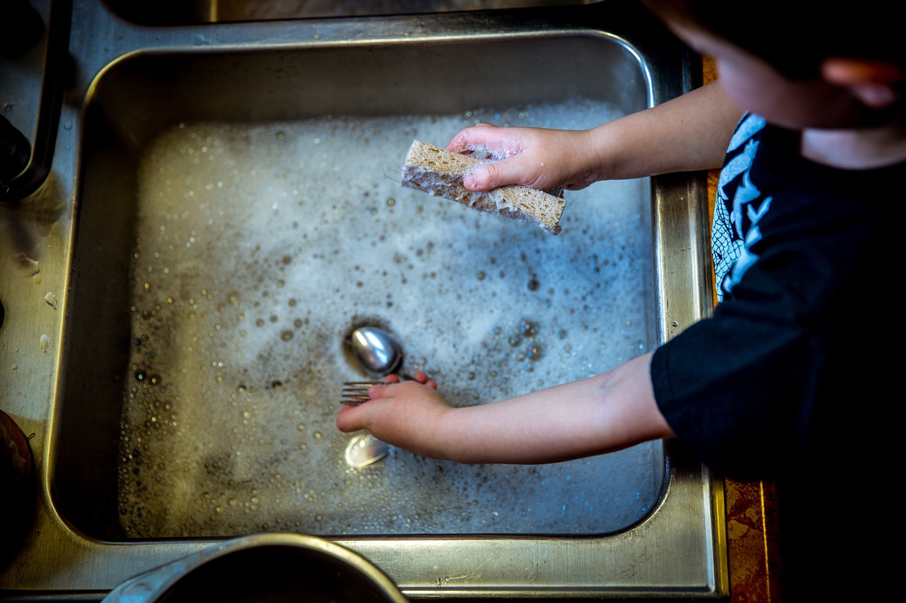 A fiúknak sem ciki mosogatni. Fotó: Pixabay