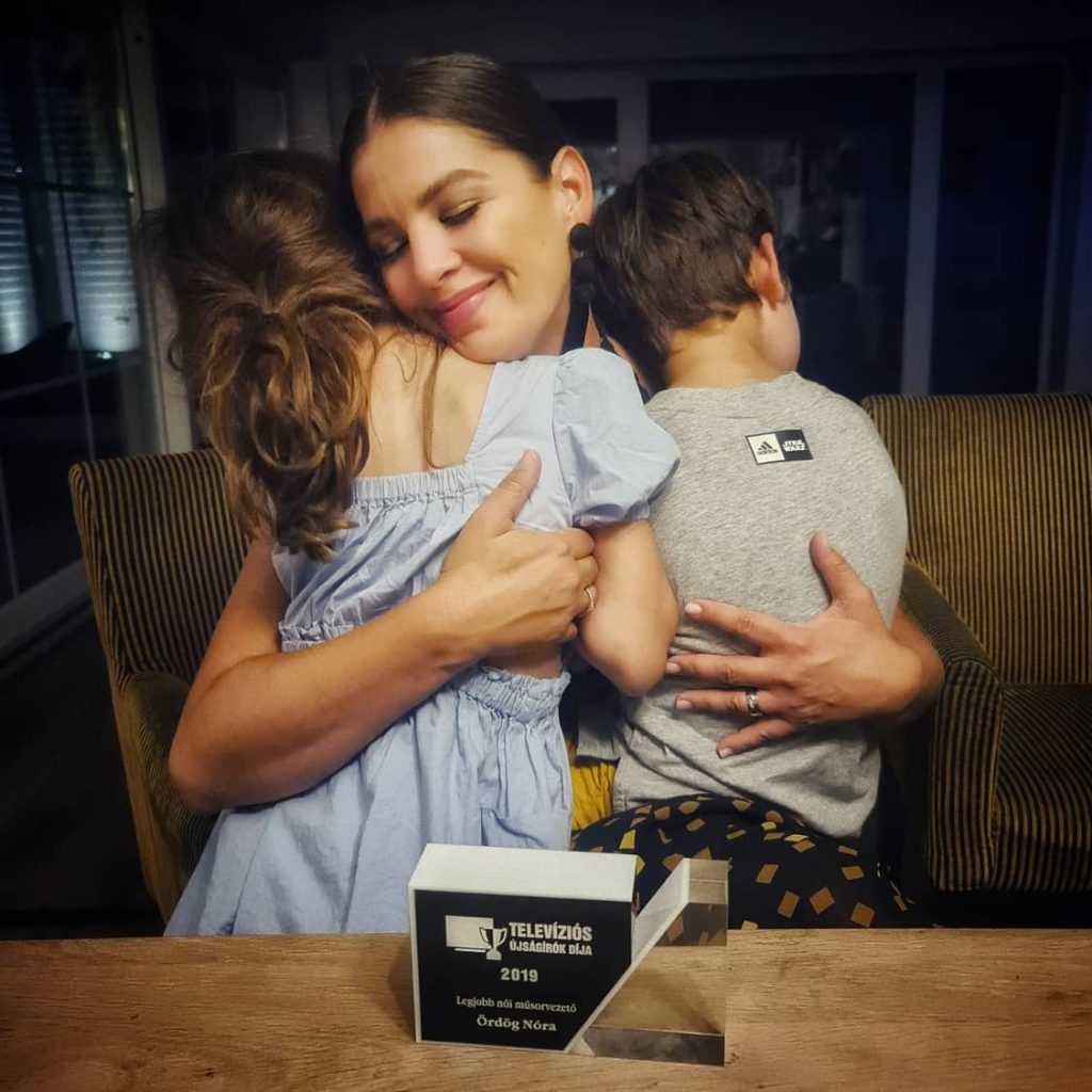 Gyerekeivel és az ötödször elnyert 'Legjobb női műsorvezető' díjjal Fotó: Facebook/ÖrdögNóra