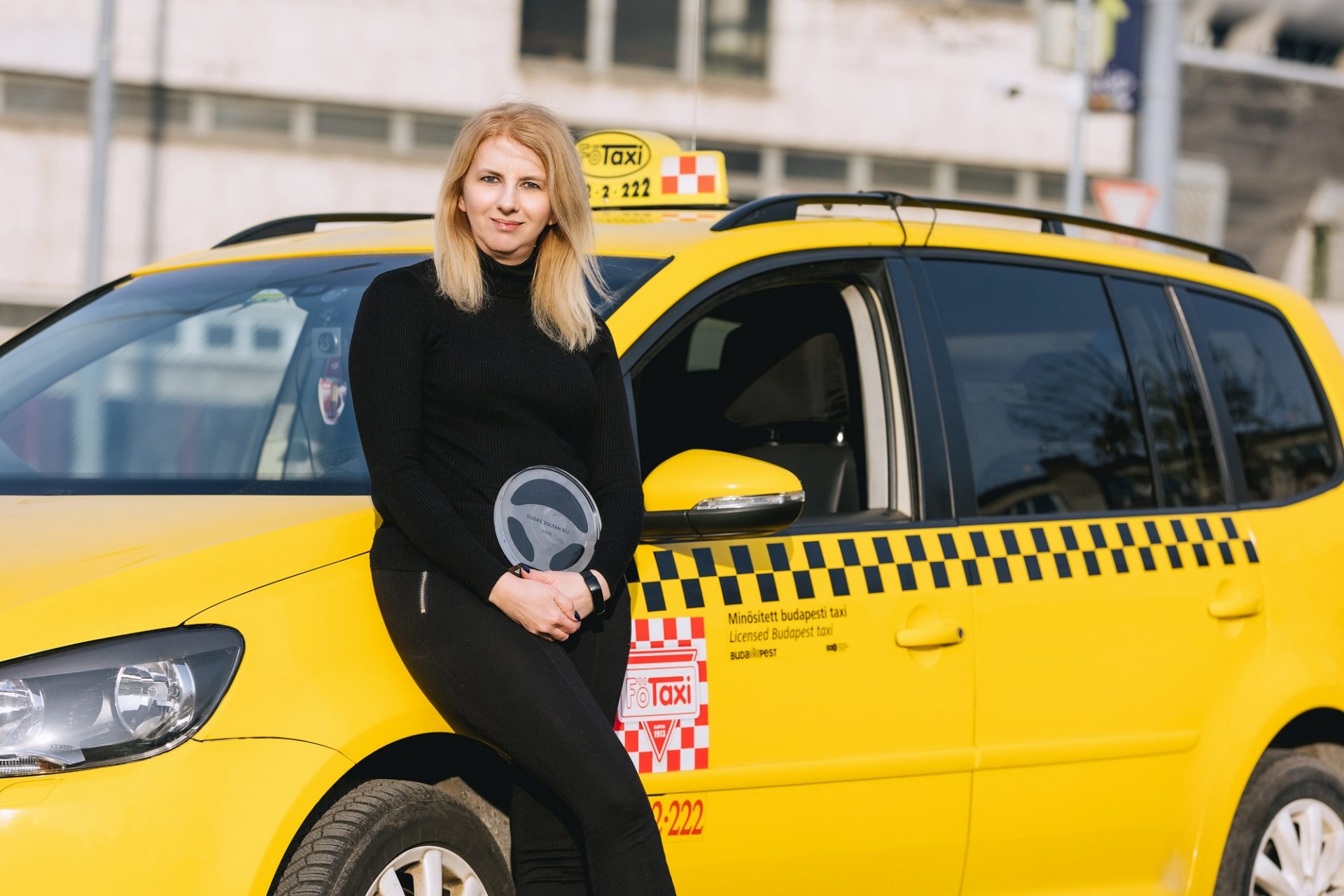 Váradi Zsuzsanna lett az Év taxisofőrje. Fotó: Főtaxi