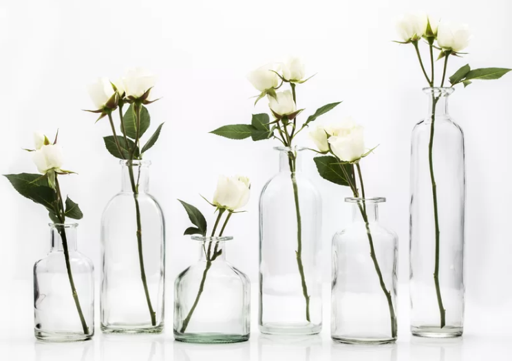 Az üvegvázák talán soha nem fognak kimenni a divatból. Ezek a hosszú szárú formák tökéletesek a hosszú szárú virágoknak is (Fotó: Pinterest)