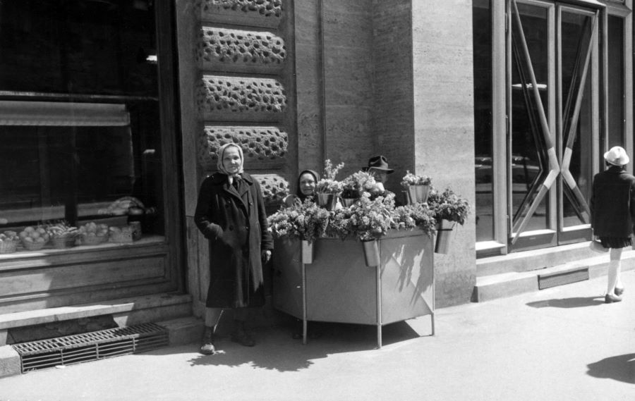Körúti virágárusok a hatvanas években. Fotó: Fortepan / Budapest Főváros Levéltára. Levéltári jelzet: HU_BFL_XV_19_c_11