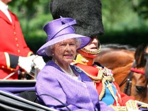 Megkezdődött II. Erzsébet királynő búcsúztatása