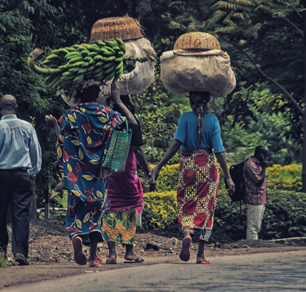 Ruanda-kosarakat-cipelo-asszonyok