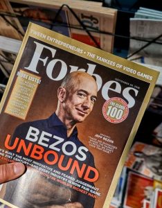 Jeff Bezos. Ő inkább megtartja magának. Fotó: depositphotos.com