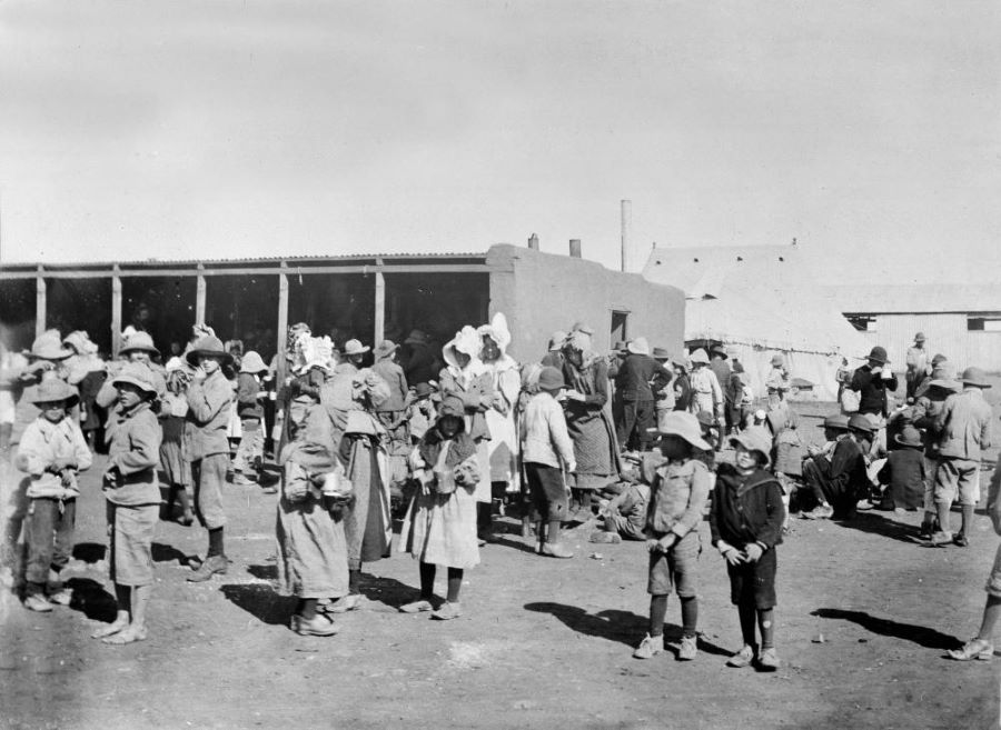 Búr gyerekek és nők az egyik dél-afrikai angol koncentrációs táborban. Fotó: wikipedia