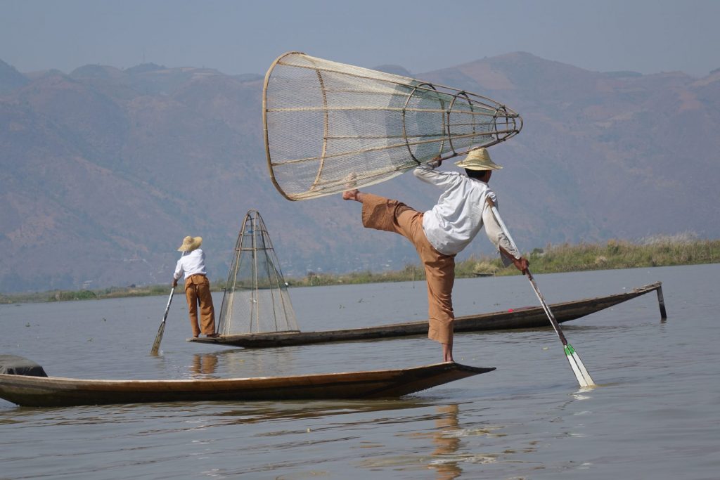 Halászok a tavon Burmában