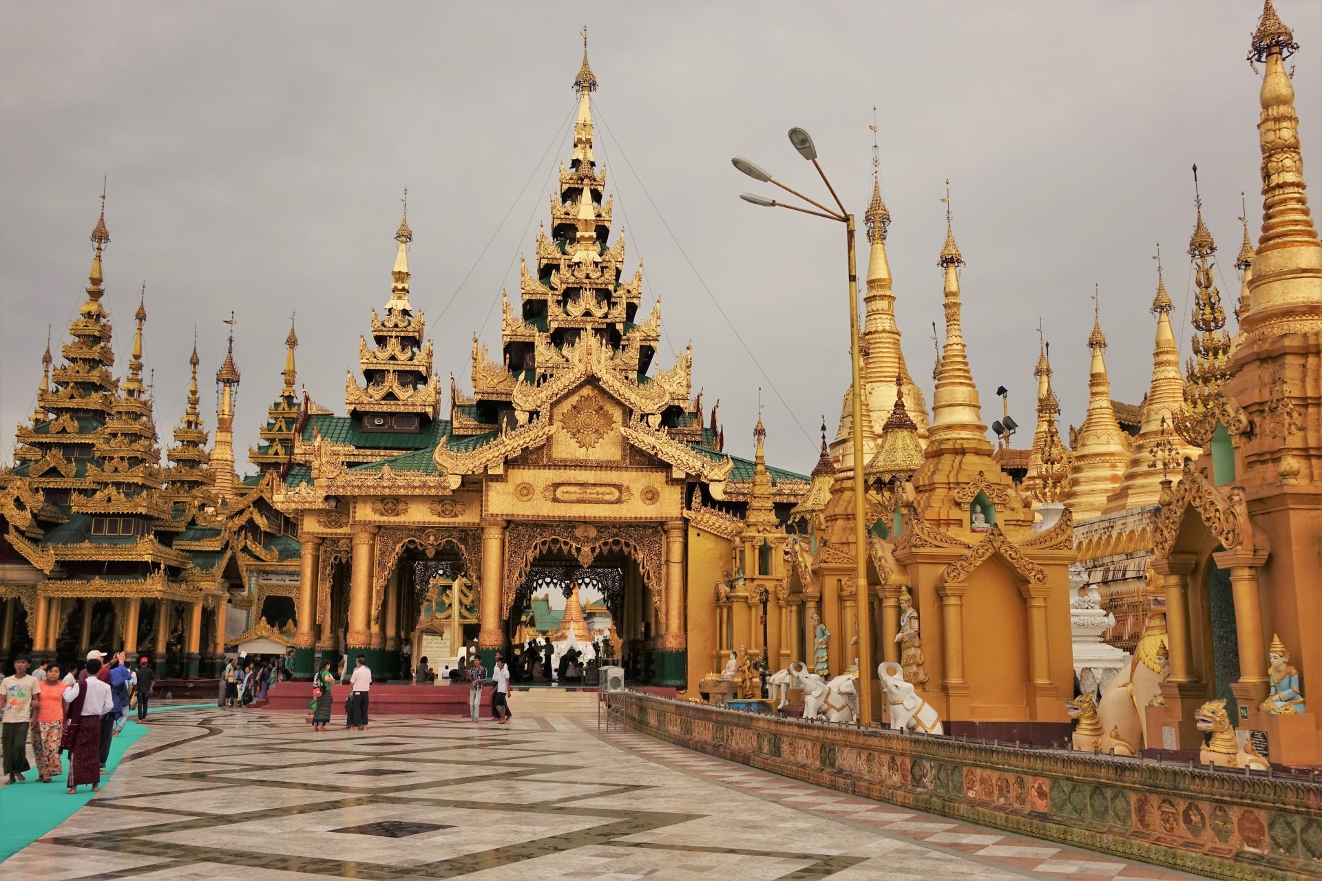 A Shwedagon Pagoda díszes épületei