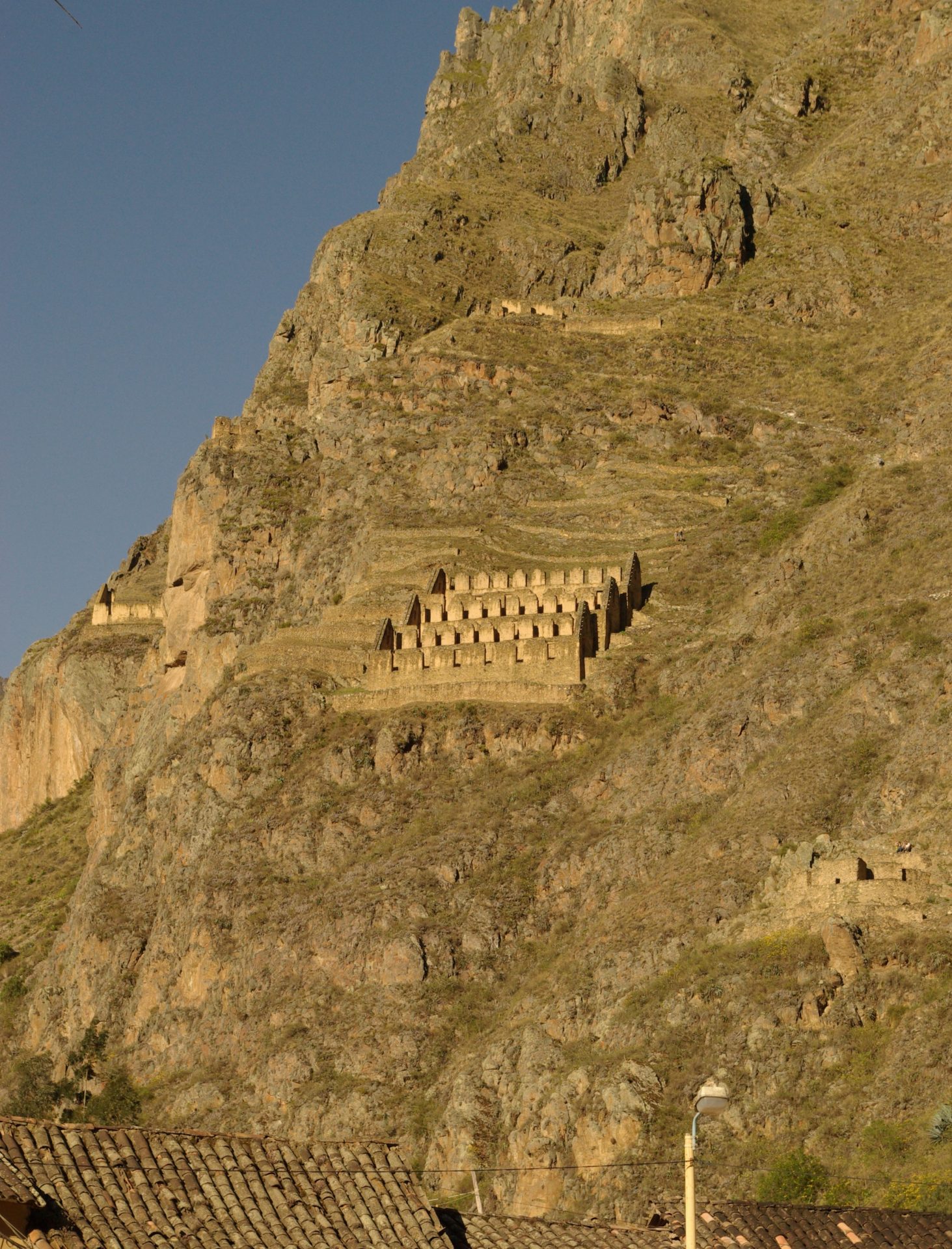 Inka teraszokon a Machu Picchunősi épületek maradványai