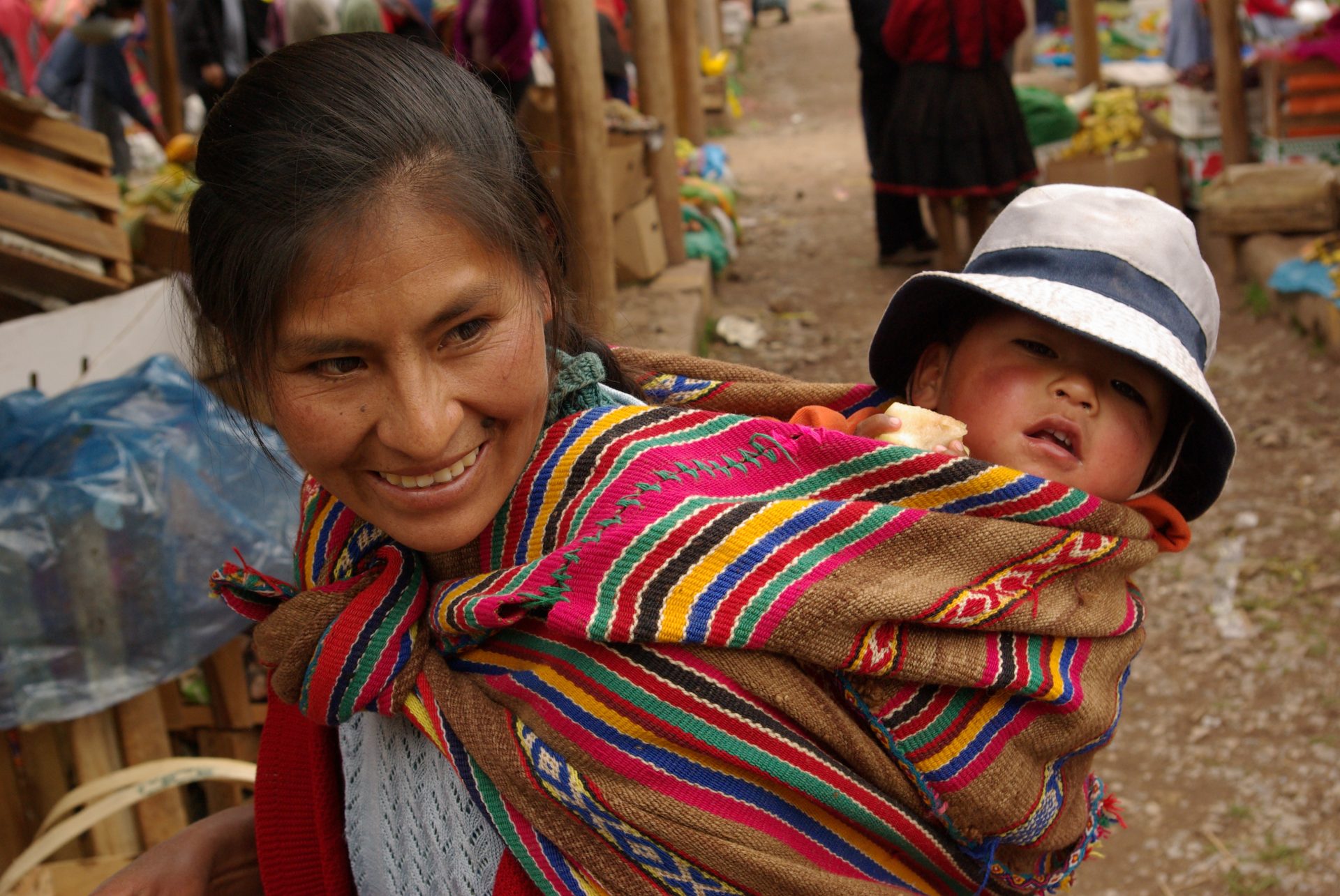Perui asszony hátán gyerekkel