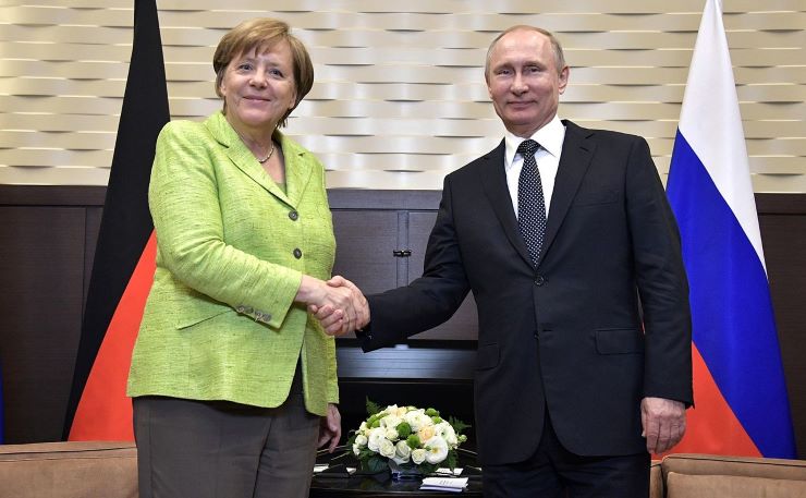 Merkel és Putyin. Foto: wikipedia.org