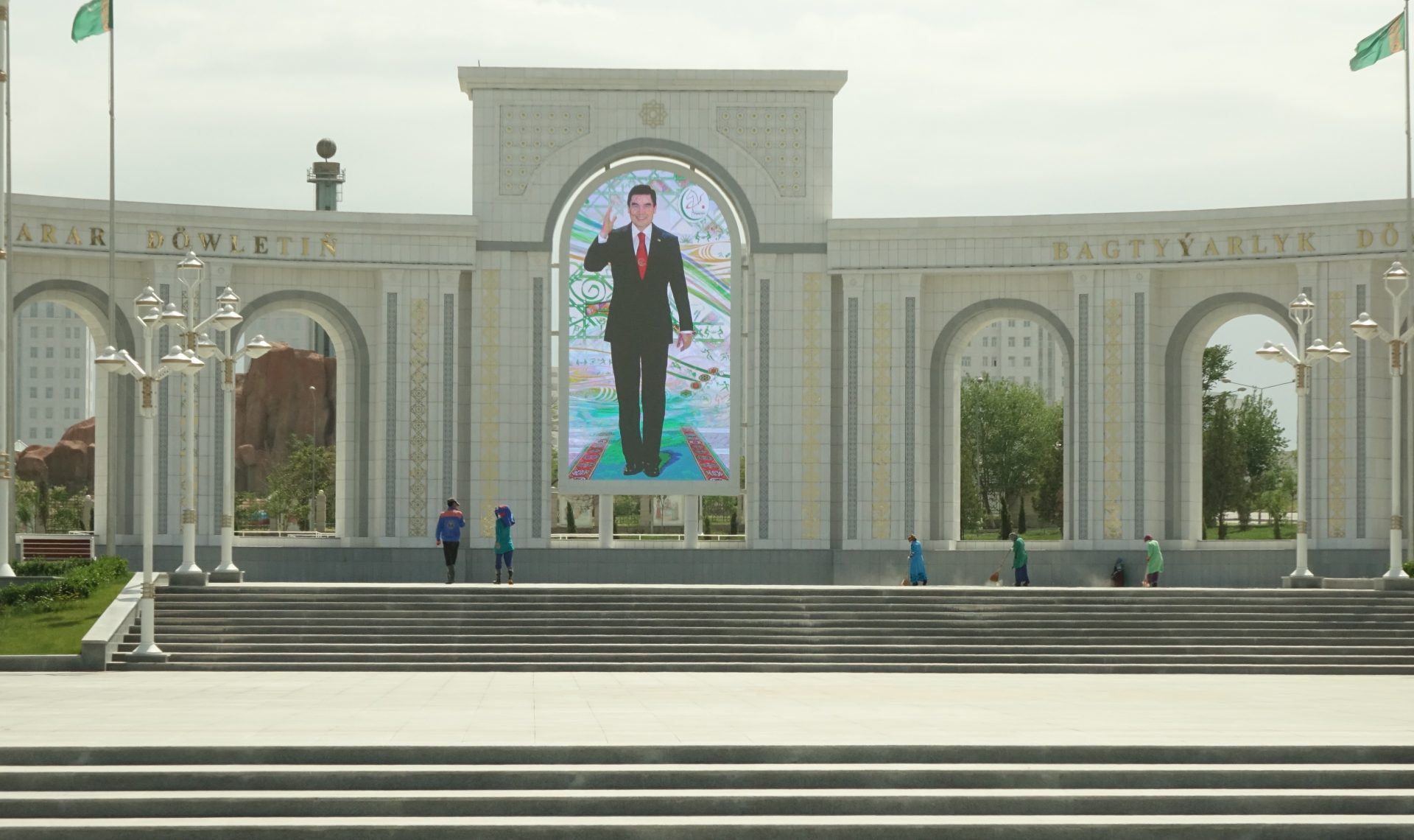Türkmenisztán vezetője egy neon táblán