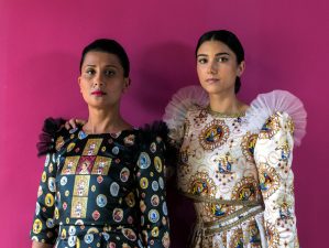 Rózsák, szentképek, vibráló színek – Romani Design a Ráth György villában