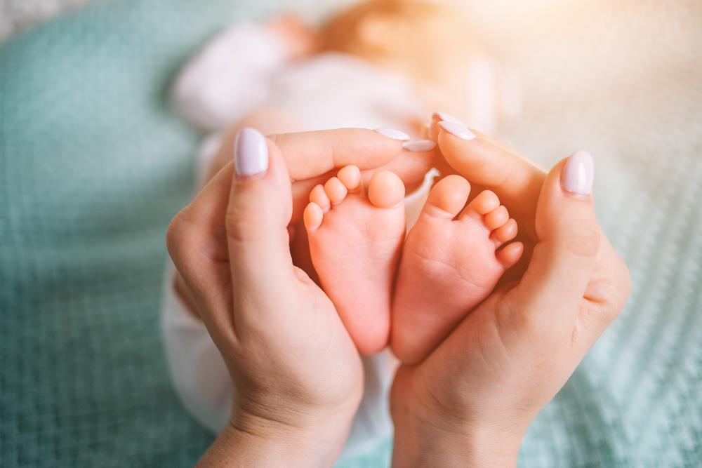 Kisbaba lába az anya kezében