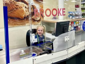 Végtelenül cuki: a Tesco megengedte egy kislánynak, hogy műszakba álljon álluk