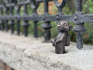 Kolodko szurikáta szobra a cukorbeteg gyermekekért, gyermekeknek készült