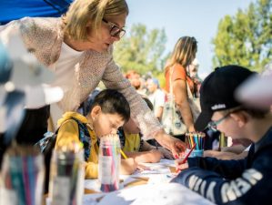 Sok ezer mosolyt rajzolt a Civilút Alapítvány a Sérült Gyermekek Napján a Varázsceruza jótékonysági akcióval