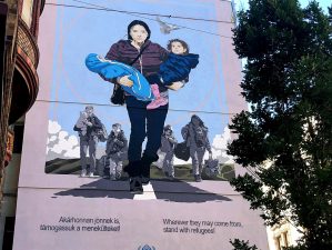 Megrázó falfestménnyel állítottak Budapesten emléket az ukrajnai menekülteknek