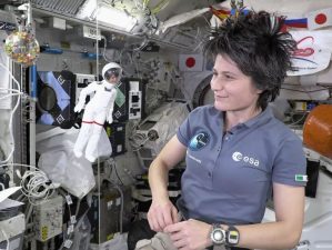 Barbie az űrben: az ISS fedélzetéről népszerűsíti a tudományos munkaköröket az állomás első európai női parancsnoka, Samantha Cristoforetti   